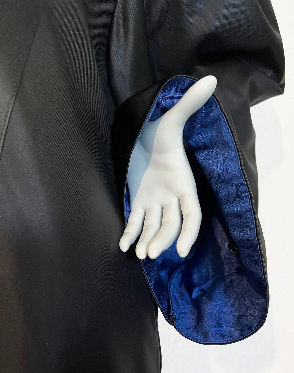 Ärmelfütterung: Ärmel einer Robe mit blauem Paisley-Innenfutter