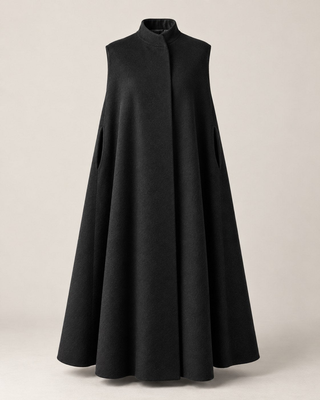 Weites Cape in Schwarz mit kleinem Stehkragen und Armdurchgriffen.