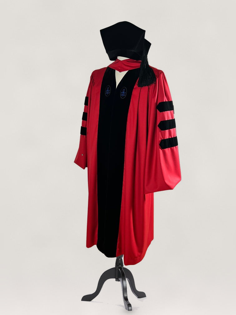 Harvard-Doktorrobe in Crimson mit Hood und Barett — Manufaktur Bavaria