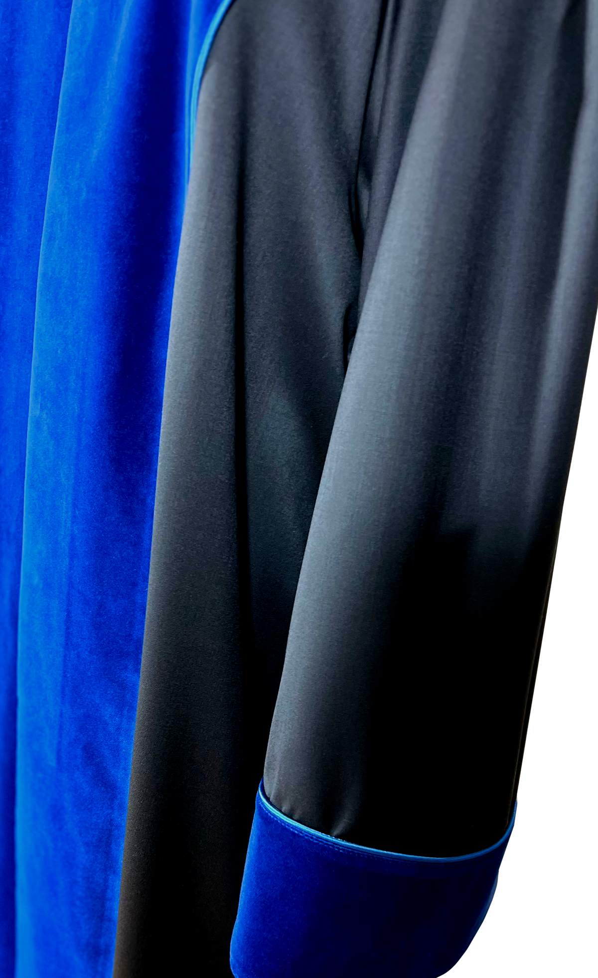 Detailansicht UPC-Richterrobe: blauer Samtaufschlag am Ärmel und blaues Samtrevers mit blauer Paspel auf schwarzem Tuch