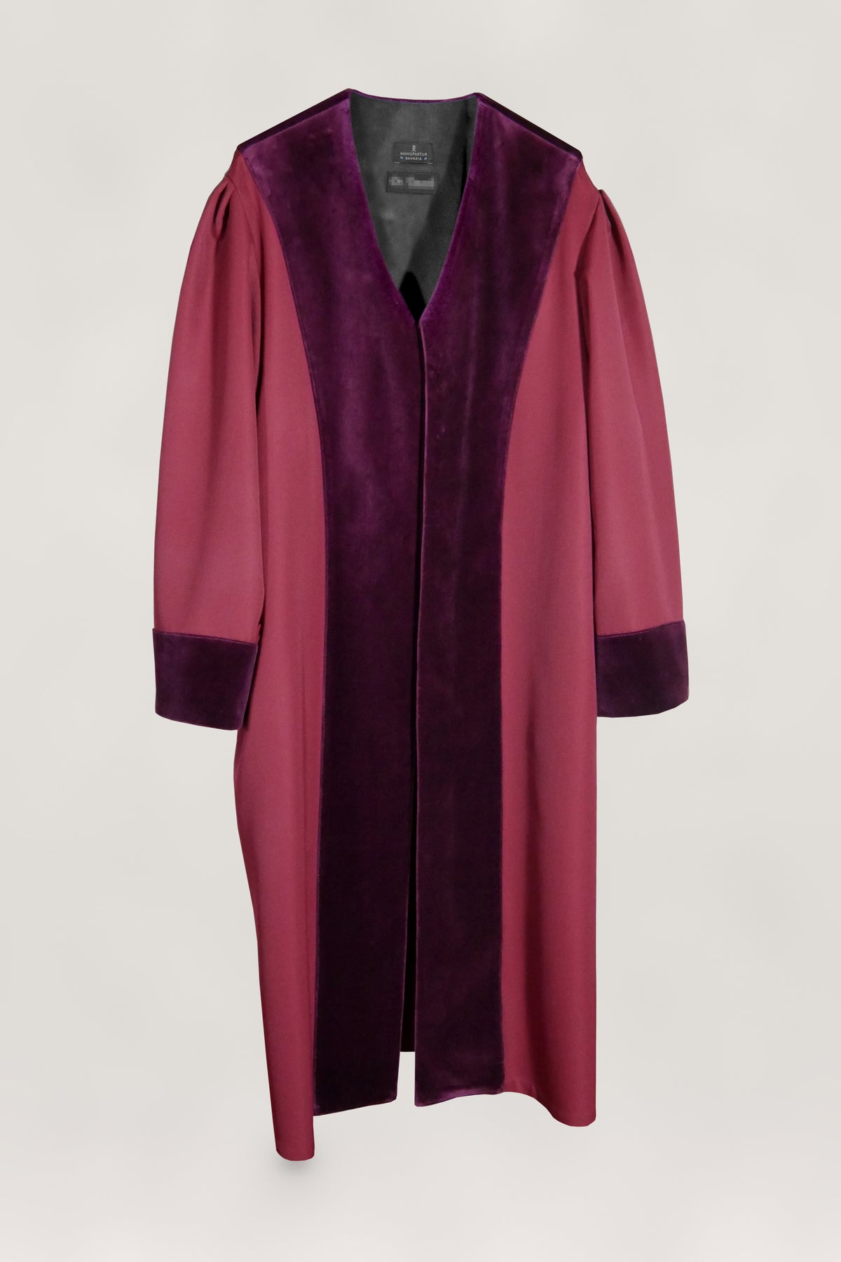 Weinrote Richterrobe mit breitem lila Samtbesatz an Revers, Frontpanel und Ärmelbündchen, langer Schnitt