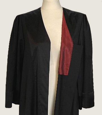 Schwarze Richterrobe mit bordeauxrotem Samtrevers, offener Schnitt, lange Ärmel, auf Schneiderpuppe