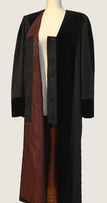 Lange schwarze Richterrobe mit rotbraunem Innenfutter, Samtbesatz an Ärmeln und Kanten, schwarze Knopfleiste