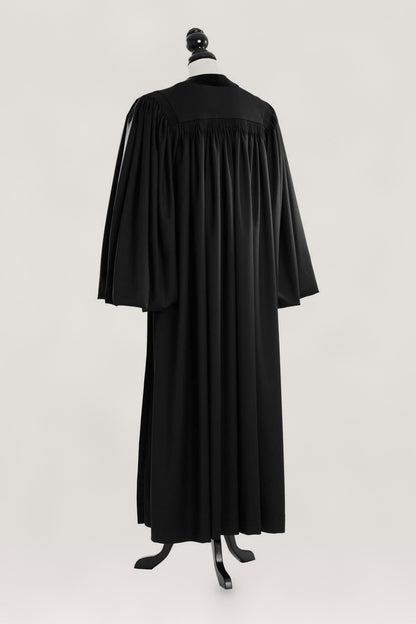 John Wesley Geistlichen-Talar, schwarz, Rückansicht, weite Ärmel, Schulterpartie mit Samtbesatz, lange Faltenform