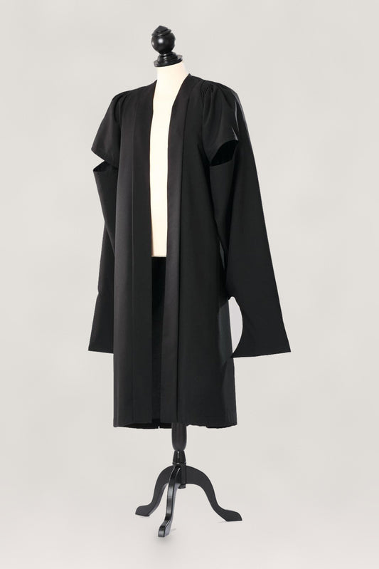 Schwarzer Master-Talar Oxford, offene Front, kurze Kappenärmel mit Armschlitz, knielang, auf Schneiderpuppe