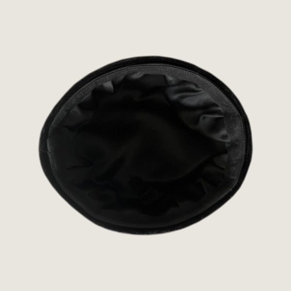 Innenansicht des Baretts: schwarzes Satinfutter