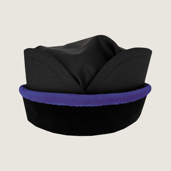 Österreichisches Richterbarett: schwarzer Tuchkopf mit violettblauem Samtband