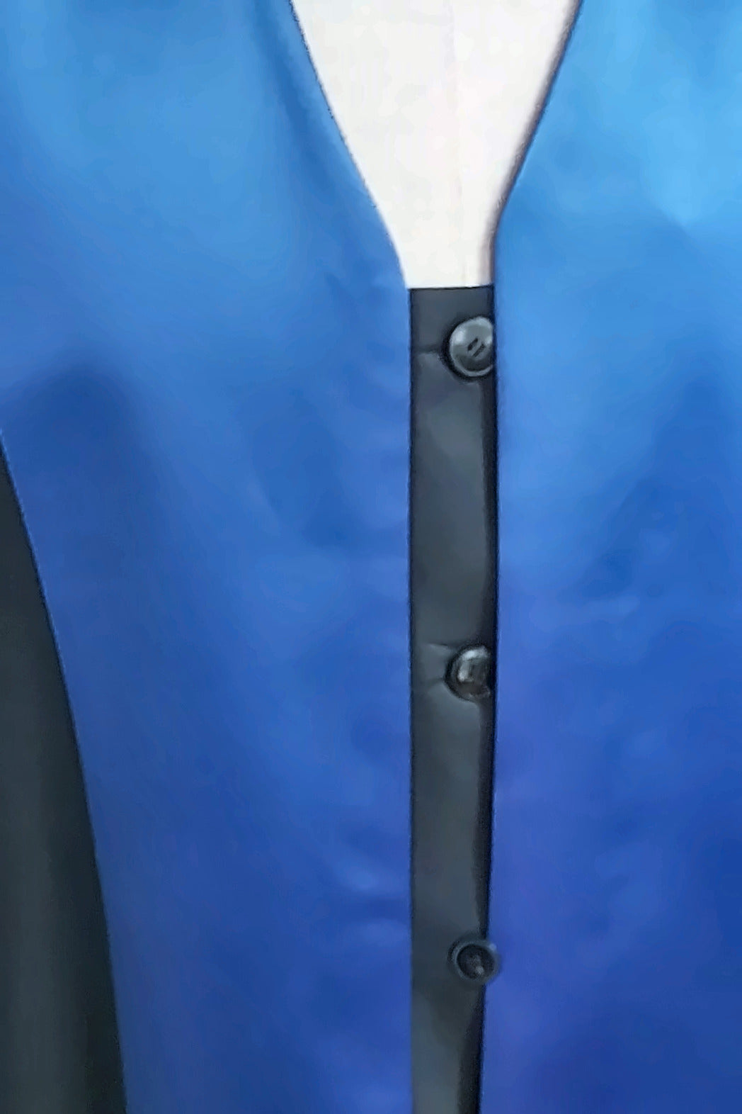 Patentanwaltsrobe – blauer Besatz mit Knopfleiste, Nahaufnahme