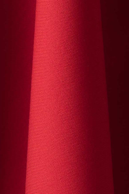 Holland & Sherry Royal Mile – rotes Merino-Kammgarntuch im Faltenwurf, Nahaufnahme