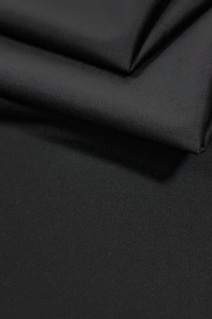 TIMELESS | bespoken Silver Wool – schwarzes Robentuch aus Schurwolle im Faltenwurf, Nahaufnahme