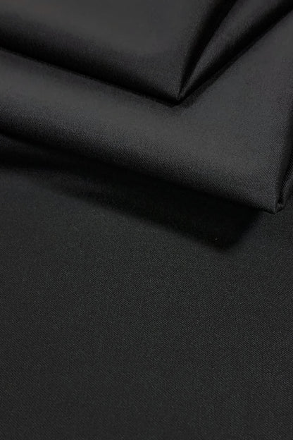 TIMELESS | bespoken Silver Wool – schwarzes Robentuch aus Schurwolle im Faltenwurf, Nahaufnahme