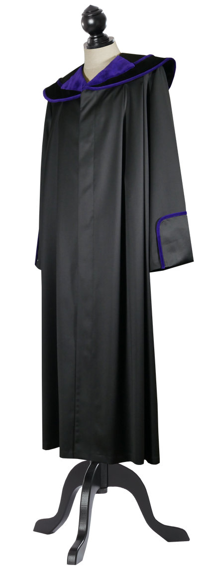 Schwarze Richterrobe mit violettem Samtkragen und Ärmelpassen, lange Ausführung, Seitenansicht