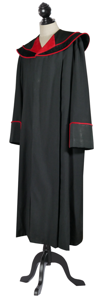 Schwarze Staatsanwaltsrobe mit rotem Samtbesatz an Kragen und Ärmelbündchen, weiter Schnitt, Seitenansicht