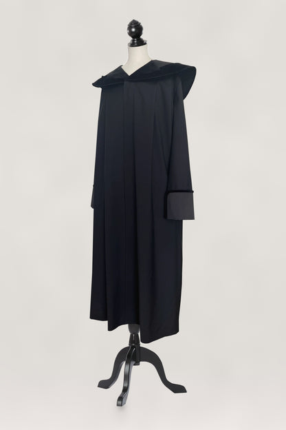 Schwarze Rechtsanwaltsrobe mit Samtkragen und Samtaufschlägen, lange Ärmel, weiter Schnitt, auf Schneiderpuppe
