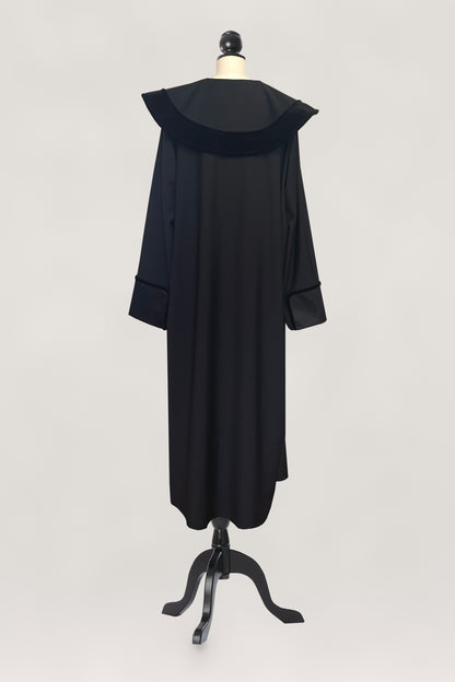 Schwarze Rechtsanwaltsrobe, Rückenansicht, mit Samtbesatz an Kragen und Ärmelbündchen, weiter Schnitt