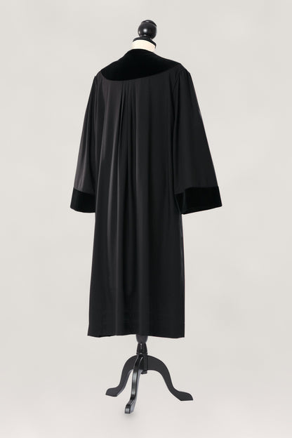 Schwarze Staatsanwaltsrobe, Rückenansicht, Samtbesatz an Schulter und Ärmelbund, weiter Schnitt, Faltenrücken
