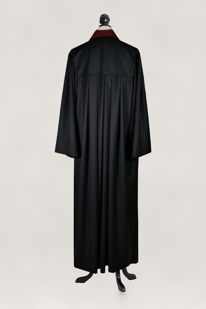 Talar Rückenansicht: schwarze Robe mit weinrotem Stehkragen, Faltenrücken, weiten Ärmeln, bodenlang