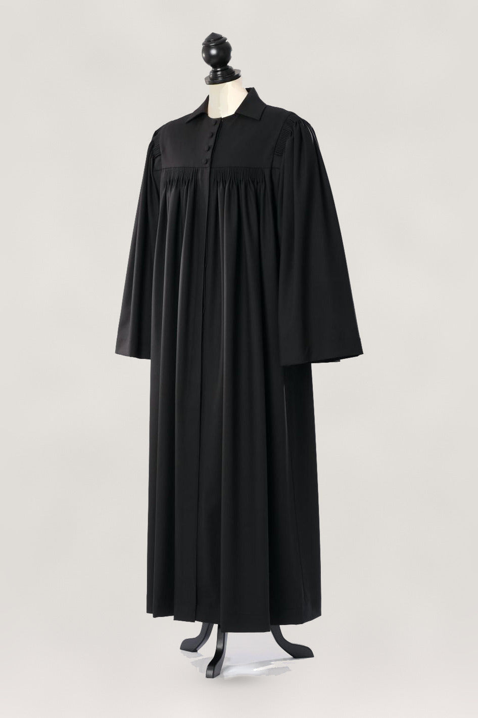 Schwarzer Talar in Württemberger Form, weit geschnitten, Umlegekragen, Knopfleiste, Faltenbesatz an Schultern