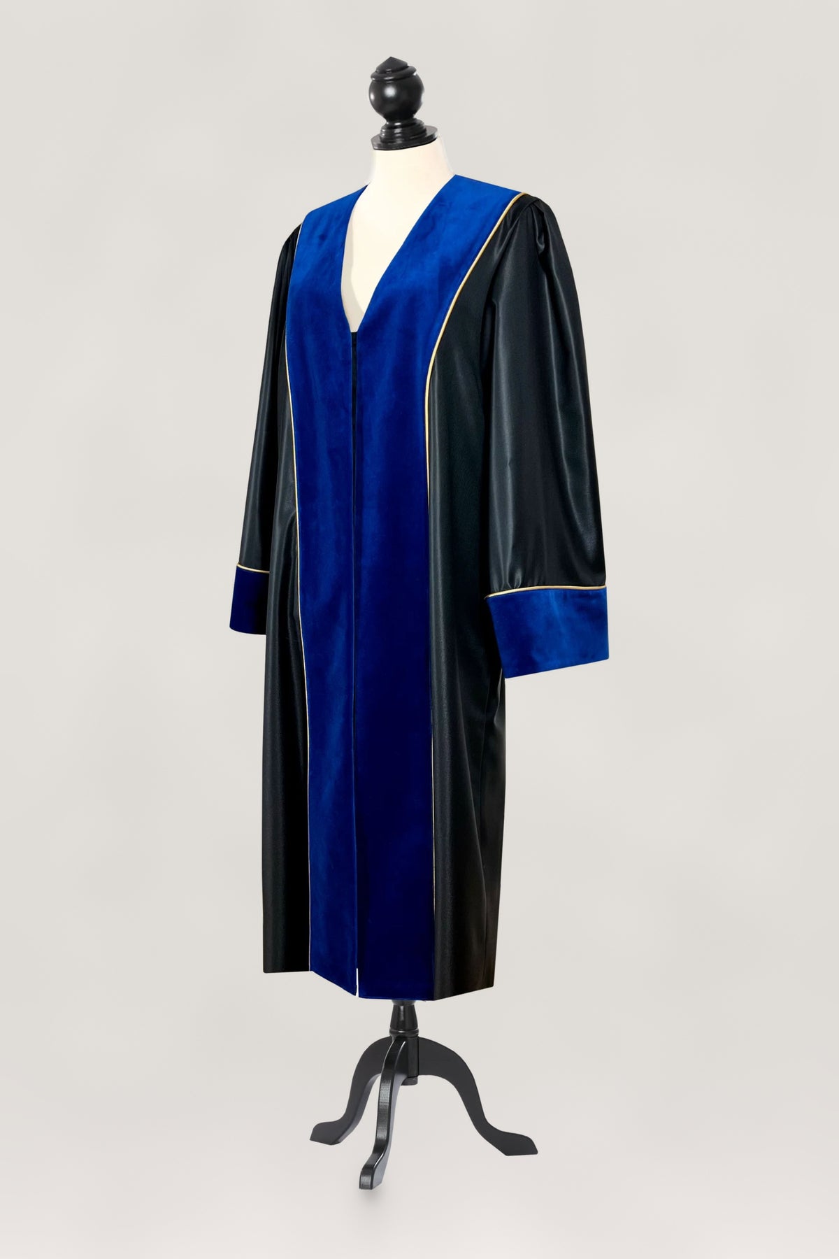 Richterrobe schwarz mit royalblauem Samtbesatz und Goldpaspel, offene Front, weite Ärmel mit blauer Manschette