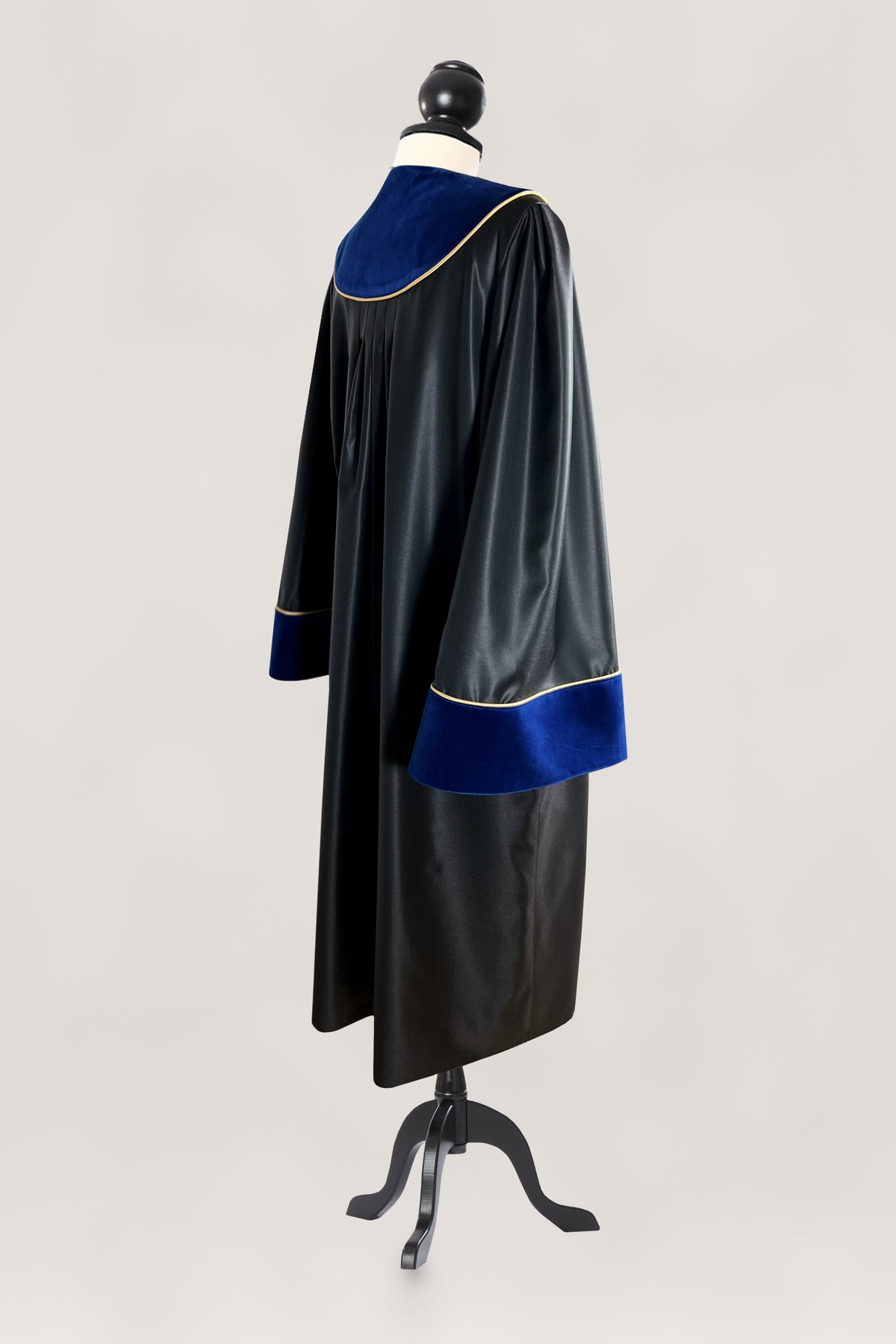 Schwarze Richterrobe mit royalblauem Samtkragen und Manschettenbesatz sowie goldener Paspel, auf Schneiderpuppe