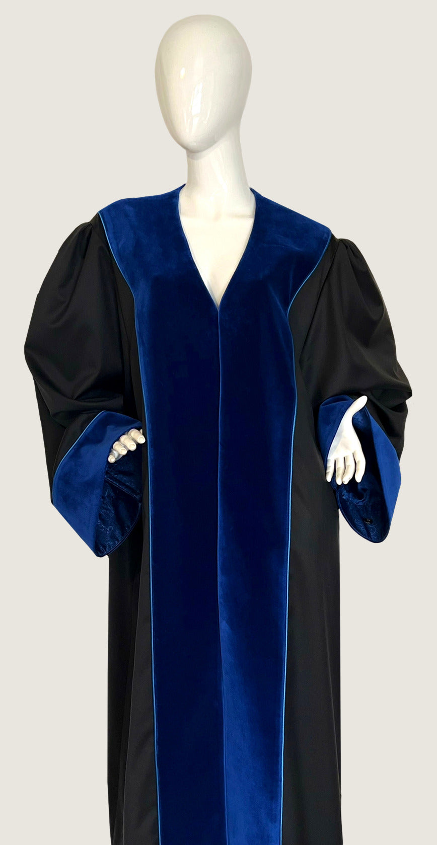 Richterrobe schwarz mit royalblauem Samtbesatz, V-Ausschnitt, weite Ärmel mit Samtaufschlägen, Ganzkörper