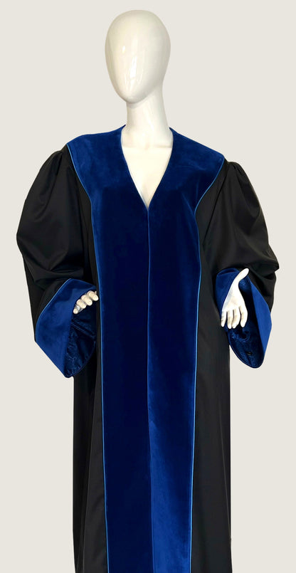 Richterrobe schwarz mit royalblauem Samtbesatz, V-Ausschnitt, weite Ärmel mit Samtaufschlägen, Ganzkörper