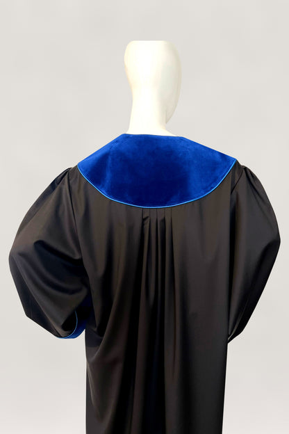 UPC-Richterrobe schwarz, Rückenansicht, royalblaues Samtrevers, weite Ärmel mit blauer Paspel