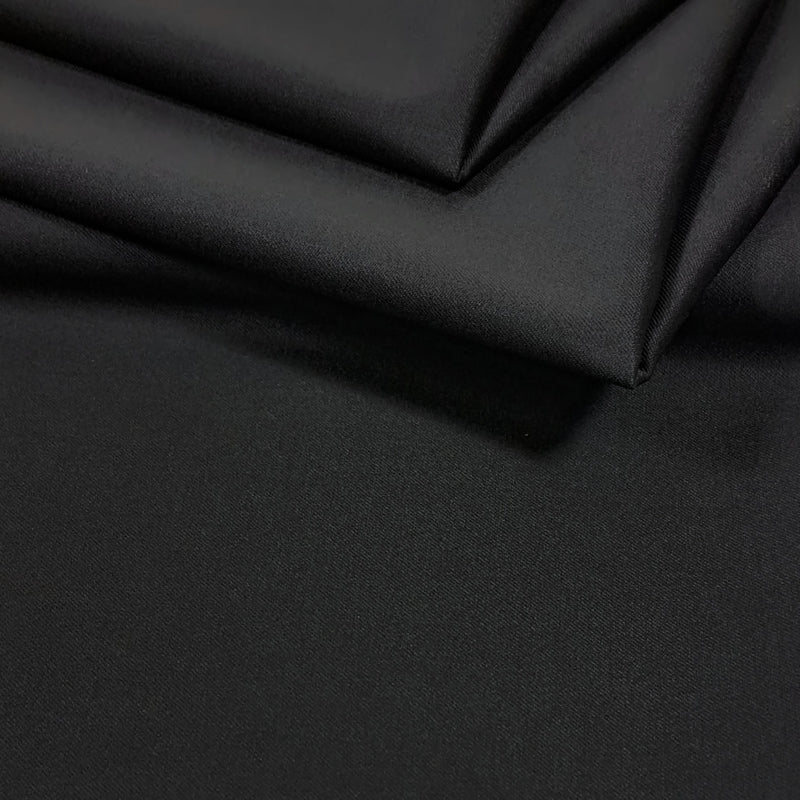 TIMELESS | bespoken Silver Wool – Robentuch in Schwarz, Nahaufnahme mit Faltenwurf