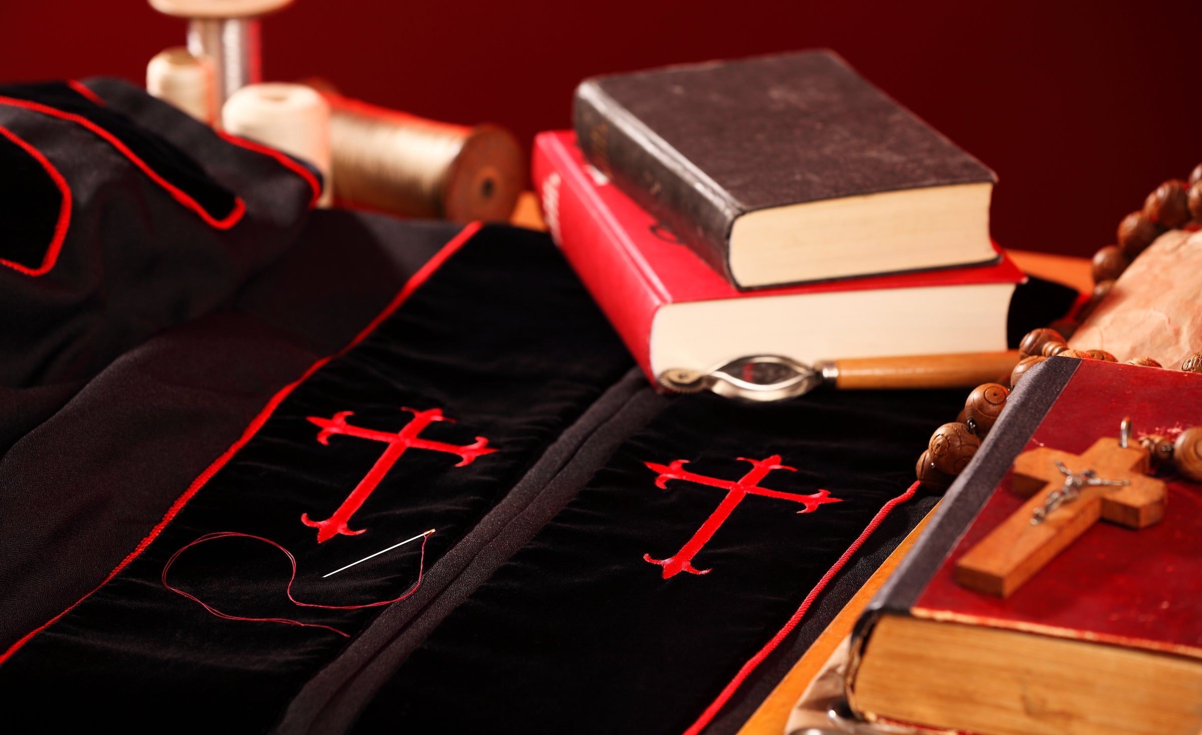 Liturgisches Gewand mit roter Kreuz-Stickerei, Bibel und Rosenkranz
