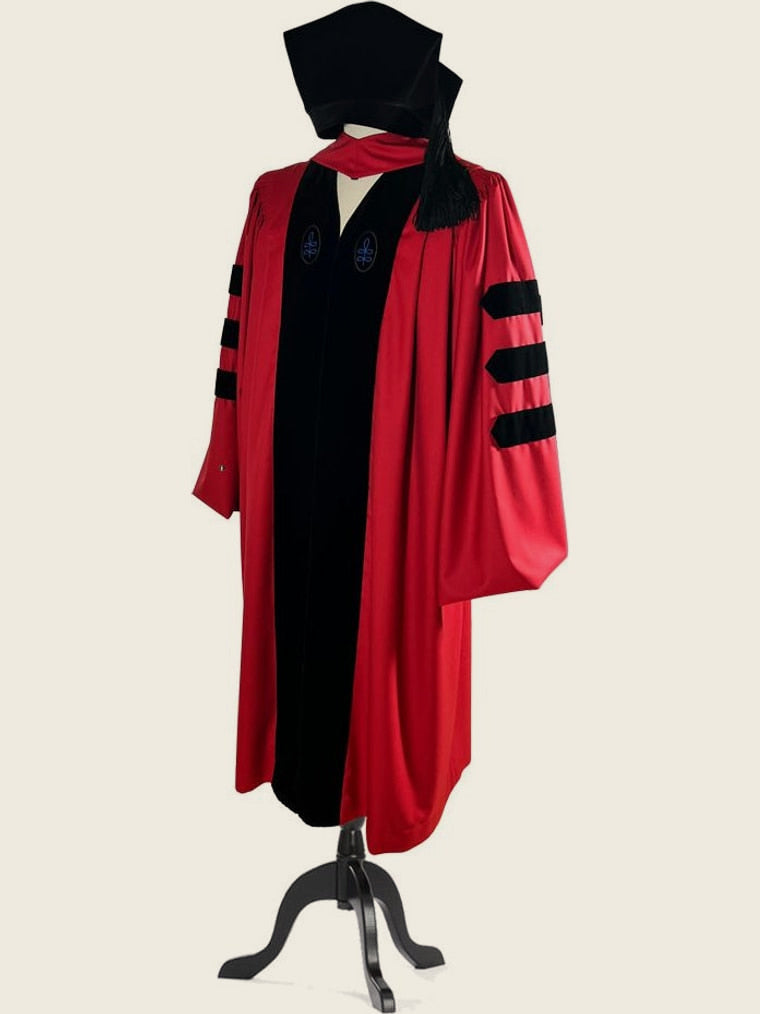 Harvard-Promotionsrobe in Crimson mit Hood und Samtbarett, Vollansicht
