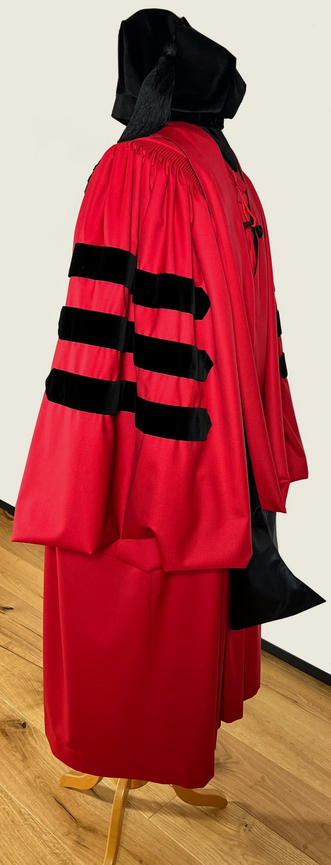 Harvard-Promotionsrobe in Crimson mit den drei schwarzen Samtstreifen am Ärmel