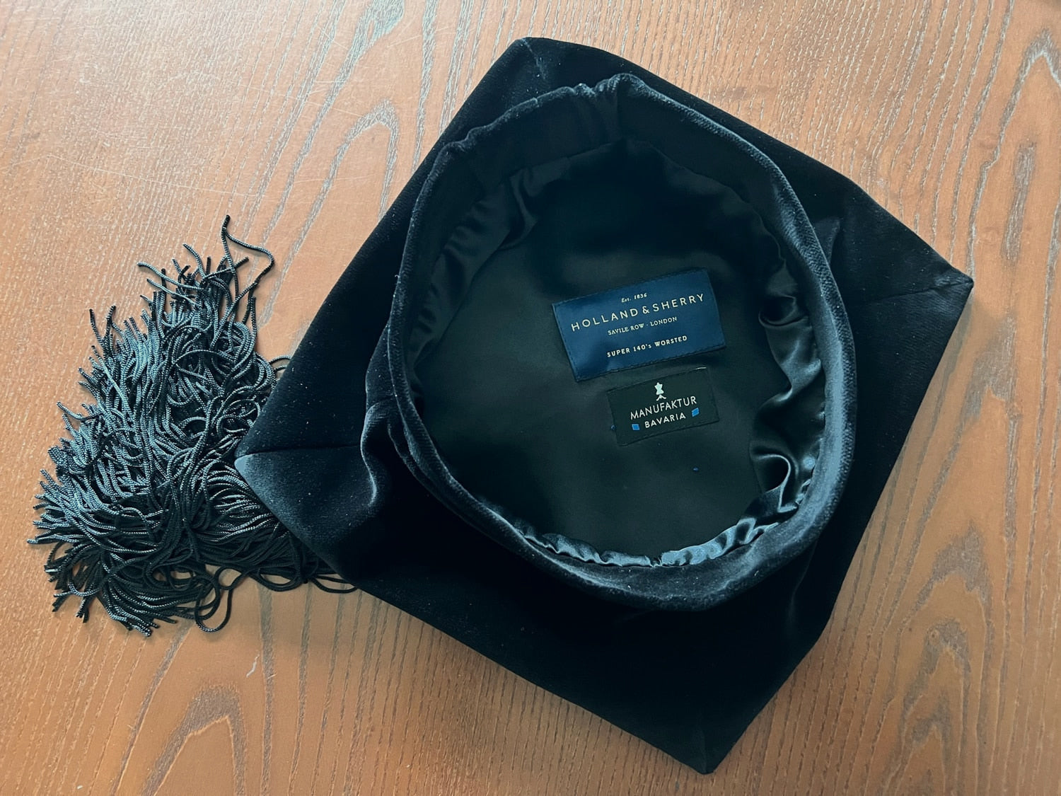 Samtbarett der Harvard-Promotionsrobe, Innenfutter aus reiner Seide